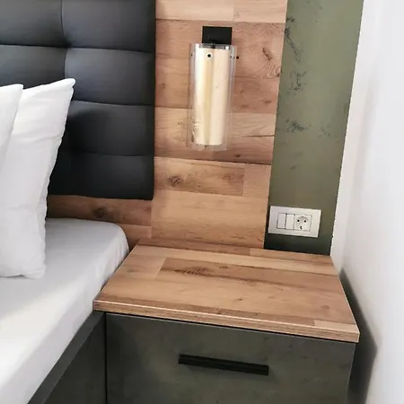 No 11 - Amarilia קונסטנצה