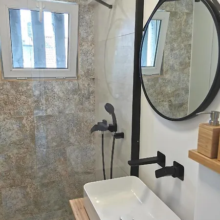 No 11 - Amarilia Konstanca