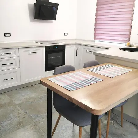 No 11 - Amarilia Konstanca